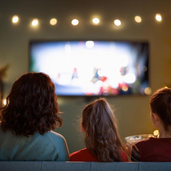 Familie ser en julefilm sammen